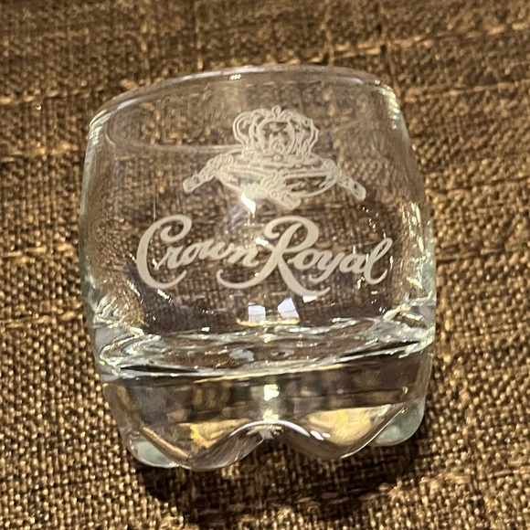 2 Crown Royal vintage shot glasses - Picture 3 of 7